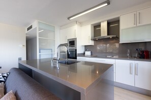 Kühlschrank, Mikrowelle, Ofen, Geschirrspüler