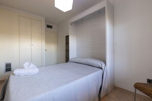 4 slaapkamers, een strijkplank/strijkijzer, gratis wifi, beddengoed