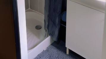 Douche, sèche-cheveux, serviettes fournies, savon