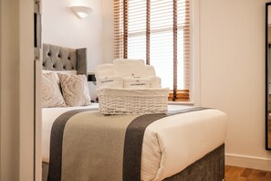 1 habitación, tabla de planchar con plancha y cuna de viaje 