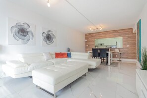 Appartement Élite, balcon, vue piscine | Coin séjour