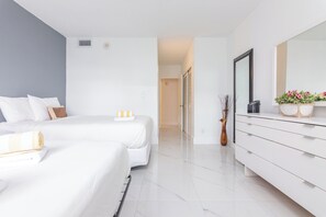 Apartemen Elite, balkon, pemandangan kolam renang | 3 kamar tidur dan dilengkapi dengan perabotan berbeda-beda