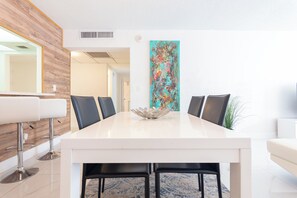 Apartemen Elite, balkon, pemandangan kolam renang | Ruang makan