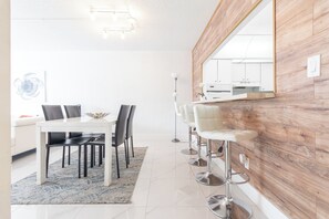 Elite-Apartment, Balkon, Poolblick | Wohnbereich