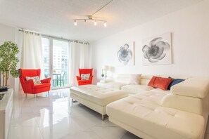 Elite-Apartment, Balkon, Poolblick | Wohnbereich