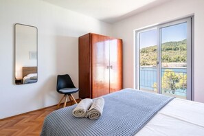 3 habitaciones, tabla de planchar con plancha, wifi y ropa de cama 