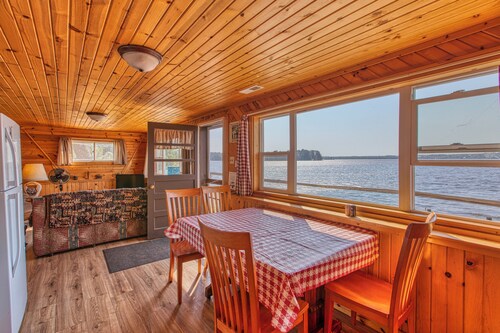 Cabin on the Lake w/ 6-Beds - Open for Hunting/Rifle Season - Pets Ok