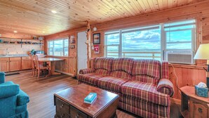 L’intérieur d’une cabine est doté d’un plafond en bois, d’un coin repas, d’un canapé et de grandes fenêtres offrant une vue panoramique.