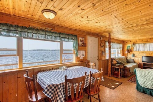 Cabin on the Lake - 4-Beds - Open for Hunting/Rifle Season - Pets Ok