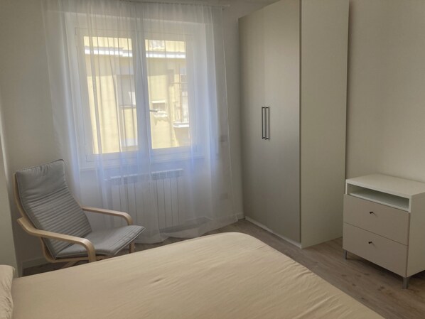 1 bedroom, WiFi, bed sheets - Tiny comfortable apartment with a midi balcony near center of Rome  (Roma)