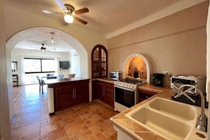 Fridge, oven, stovetop, coffee/tea maker
