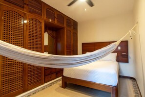 5 bedrooms, desk, WiFi, bed sheets