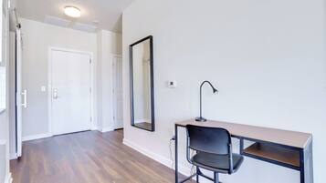 Apartemen Deluks, balkon, pemandangan kota | Area keluarga | Smart TV 45-inci dengan saluran TV kabel