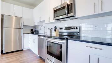 Apartemen Deluks, balkon, pemandangan kota | Dapur pribadi | Lemari es, microwave, oven, dan mesin pencuci piring