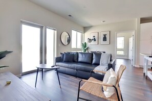 Deluxe Apartment, Balcony, City View | Living area - Spacious Apartment in Alexandria (Alexandria)