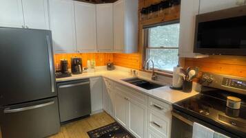 Een koelkast, een magnetron, een oven, een kookplaat