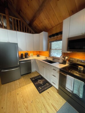 Kylskåp, mikrovågsugn, ugn och spishäll