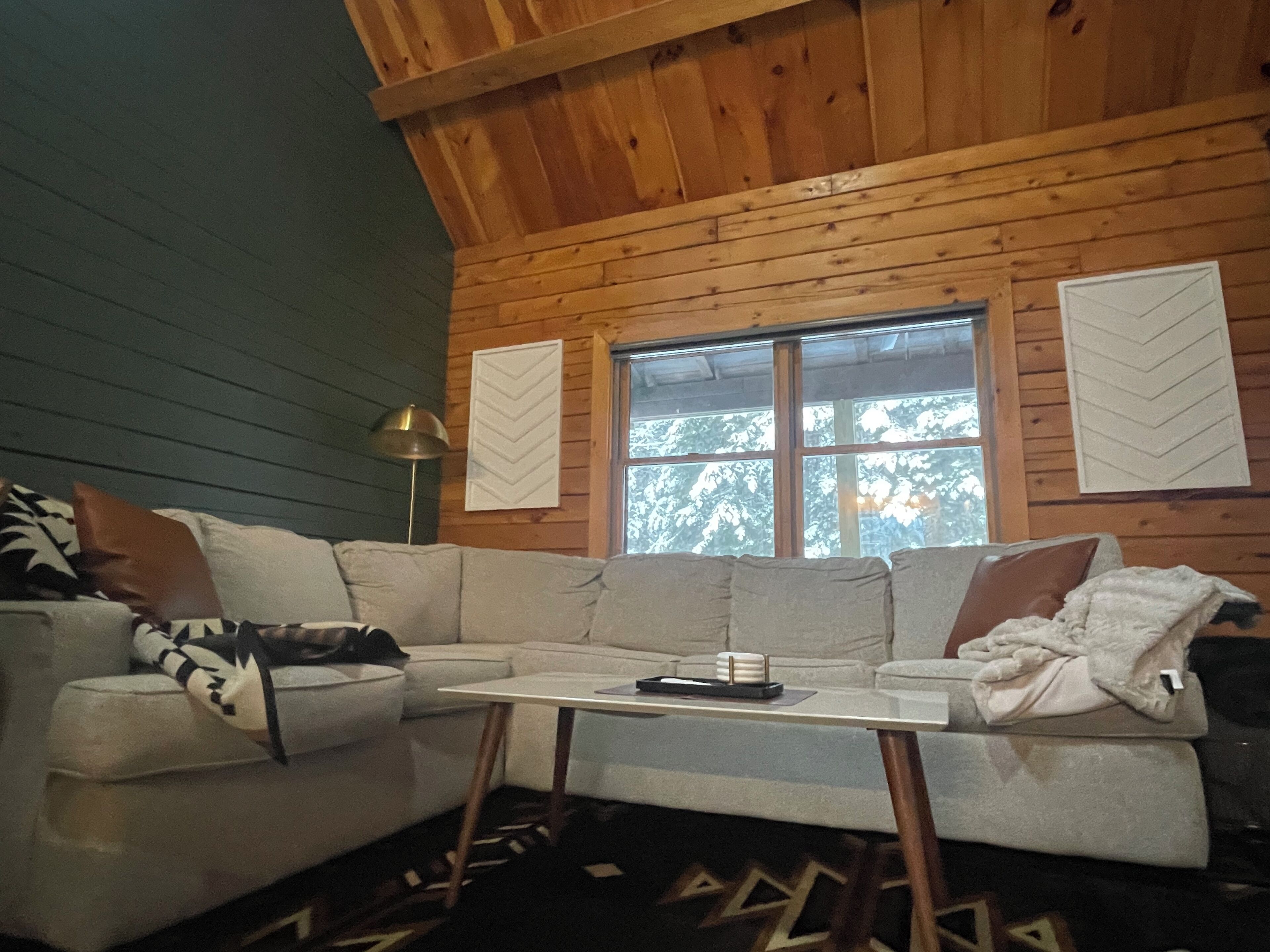 Een smart-tv, een open haard, boeken en een stereo