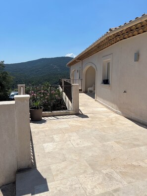 Property grounds - Appartement vue sur les Collines à 10 min de la mer (Sainte-Maxime)
