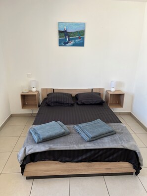3 bedrooms, free WiFi, bed sheets, wheelchair access
