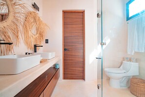 Leilighet – deluxe, bassengutsikt | Bad | Dusj, toalettartikler (inkludert), hårføner og håndklær