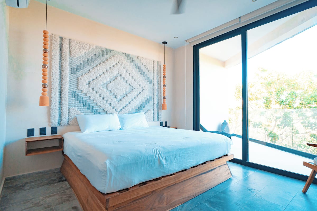 Deluxe-Apartment, Poolblick | Zimmersafe, kostenloses WLAN, Bettwäsche