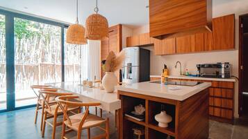Departamento Deluxe | Cocina privada | Refrigerador con congelador, microondas y parrilla de estufa