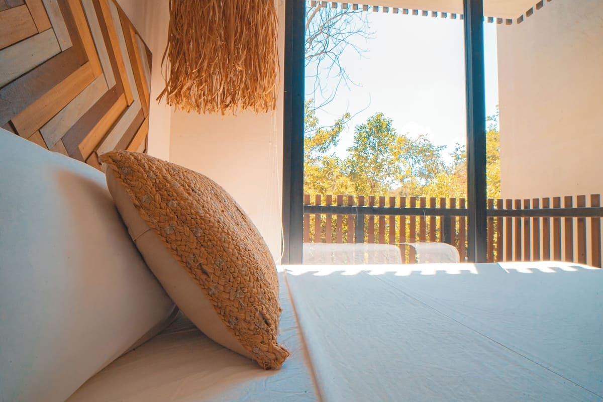 Deluxe-Apartment, Poolblick | Zimmersafe, kostenloses WLAN, Bettwäsche
