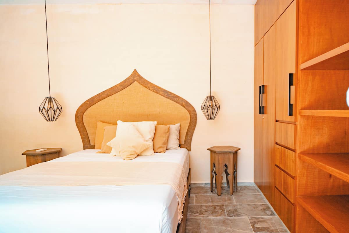 Deluxe-Apartment, Poolblick | Zimmersafe, kostenloses WLAN, Bettwäsche