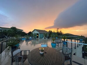 Outdoor dining - Hilltop 360° ocean to mountain view, pool, spa, orchard, lush gardens Sanctuary (Fallbrook)