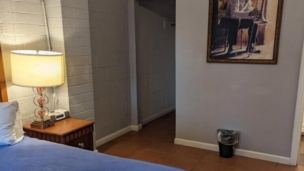 Iron/ironing board (on request), WiFi (free), bed sheets - Ingles Motel (Henderson)