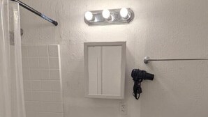 Bathroom - Ingles Motel (Henderson)