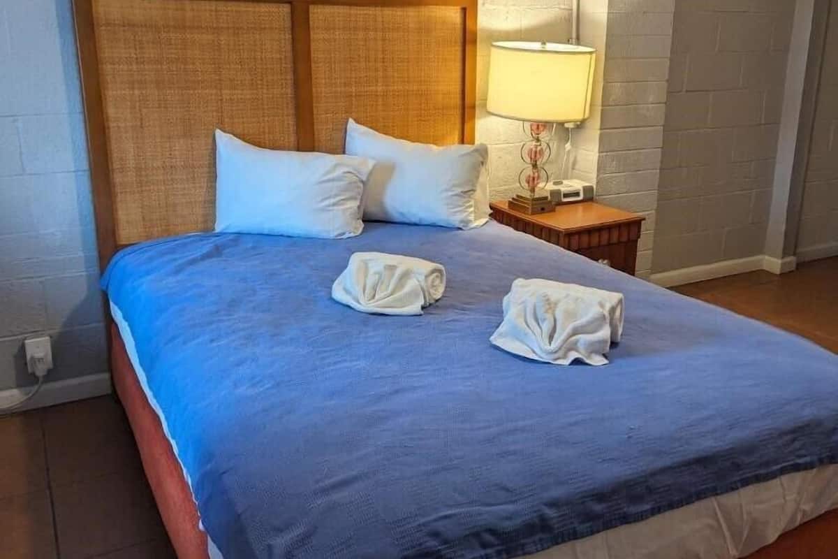 Standard Room | Iron/ironing board (on request), WiFi (free), bed sheets