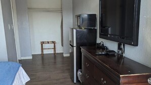 Iron/ironing board (on request), WiFi (free), bed sheets - Ingles Motel (Henderson)