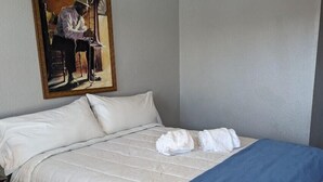 Iron/ironing board (on request), WiFi (free), bed sheets - Ingles Motel (Henderson)