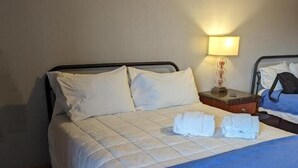 Iron/ironing board (on request), WiFi (free), bed sheets - Ingles Motel (Henderson)