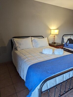 Deluxe Room | Iron/ironing board, free WiFi, bed sheets - Ingles Motel (Henderson)