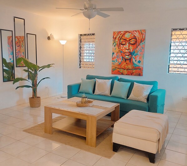 TV, books - Lovely tropical home with breezy patio (St Thomas)