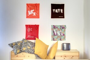 Een 46-inch lcd-televisie met kabelzenders