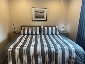 1 bedroom, iron/ironing board, free WiFi, bed sheets - Contemporary One Bedroom Oasis in Downtown Kirkland (Kirkland)