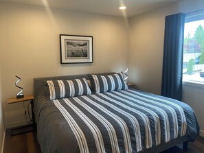 1 bedroom, iron/ironing board, free WiFi, bed sheets - Contemporary One Bedroom Oasis in Downtown Kirkland (Kirkland)