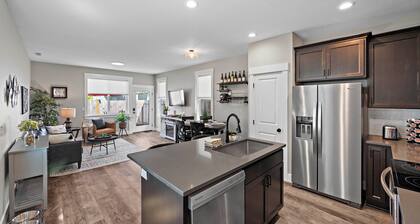 Carlton Townhouse No. 6 • Dog Friendly • Fireplace • BBQ • 1 BK to Wine & Dining