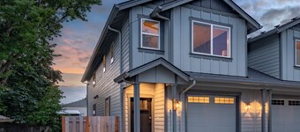 Carlton Townhouse No. 6 - Bright, Modern Comfort, Steps to Downtown Wineries