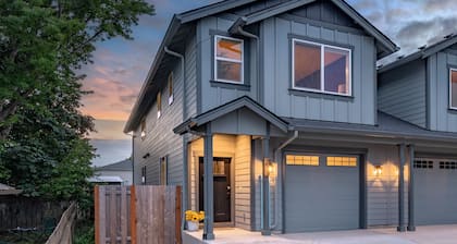 Dog-Friendly Downtown Carlton Townhouse #6, Steps to Tasting, Dining, Shops, BBQ