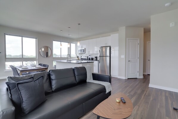 Deluxe-lejlighed - balkon | Opholdsområde | 45-tommers smart-tv med kabelkanaler