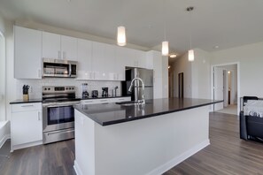 Deluxe-lejlighed - balkon | 2 soveværelser, premium-sengetøj, skrivebord, mørklægningsgardiner