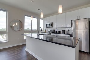 Deluxe-lejlighed - balkon | Privat køkken | Køleskab, mikrobølgeovn, ovn, opvaskemaskine