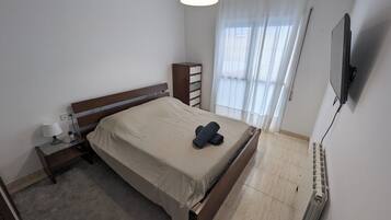 3 slaapkamers, een strijkplank/strijkijzer, gratis wifi, beddengoed