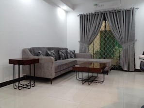 Lobby sitting area - Bloom Family Suites (Lahore)