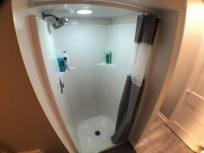 Shower, hair dryer, towels, shampoo - Spacious 1BR - Great Location @ Grandview & OSU! (Columbus)